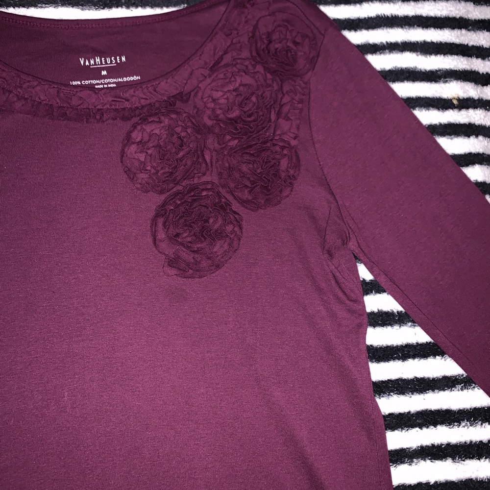 Ladies size Med VanHeusen 3/4 sleeve length top